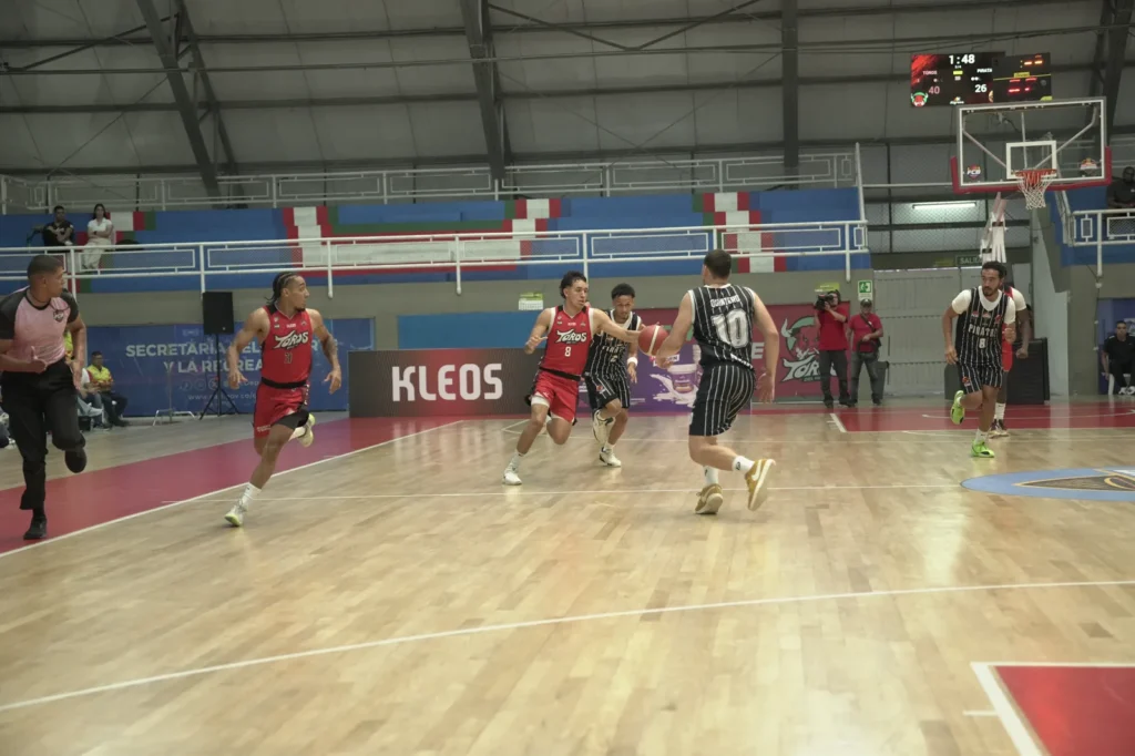 TOROS EMBISTEN EN LA CATEDRAL ROJIBLANCA: 102-72 SOBRE PIRATAS EN EL PRIMERO DE SEMIS