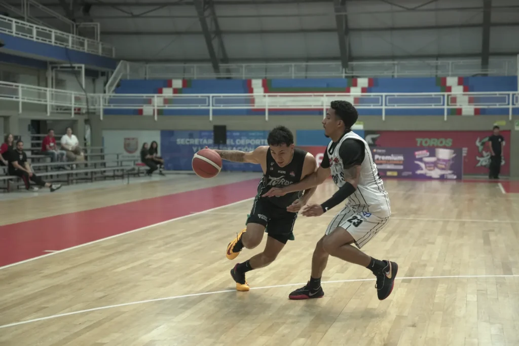 Jugador de Toros del Valle conduce el balón en transición ofensiva