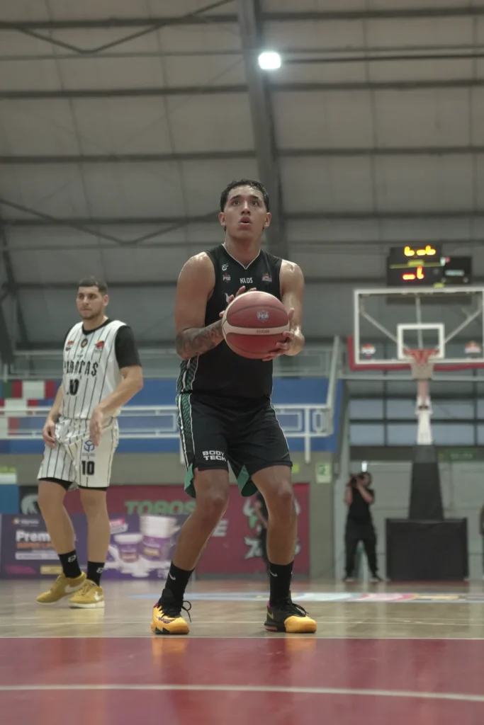 Jugador de Toros del Valle sostiene el balón en posición ofensiva