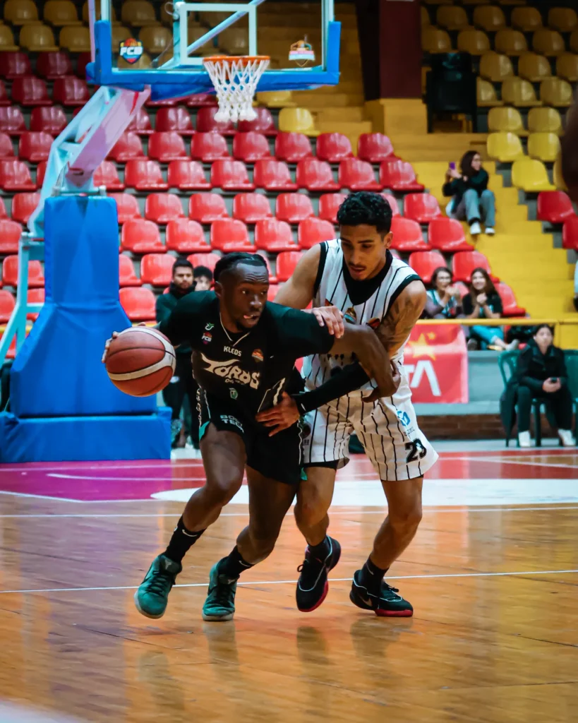 Jugador de Toros del Valle drivea por la línea de fondo en semifinal LSCB 2026 frente a Piratas de Bogotá