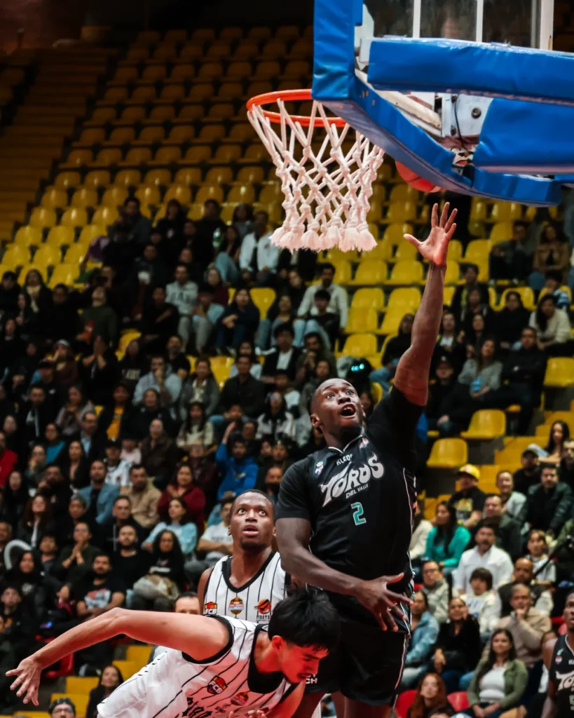 Jugadores de Toros del Valle juegan bajo el aro en semifinal LSCB 2026 frente a Piratas de Bogotá