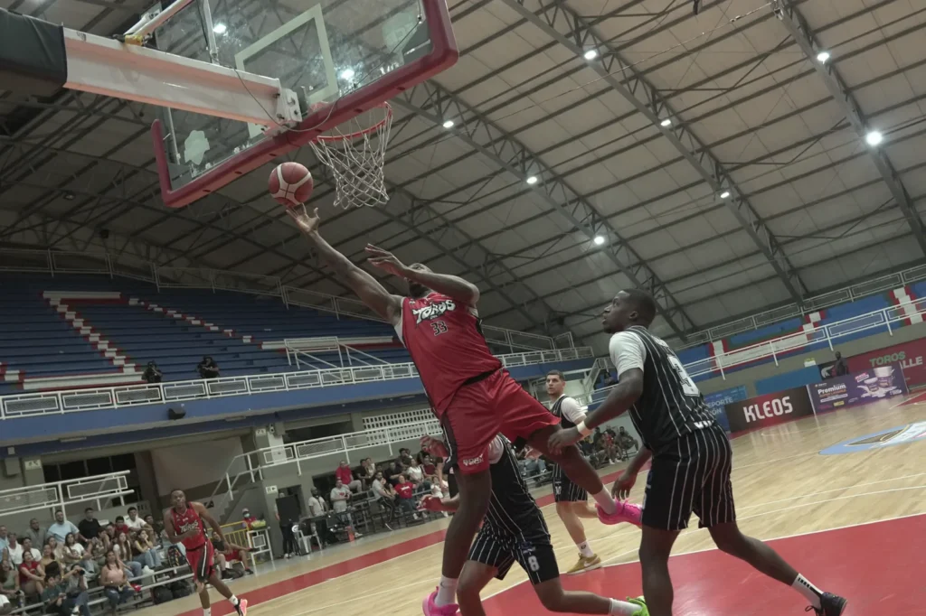 Jugador de Toros del Valle finaliza ante el aro frente a Piratas de Bogotá en Cali