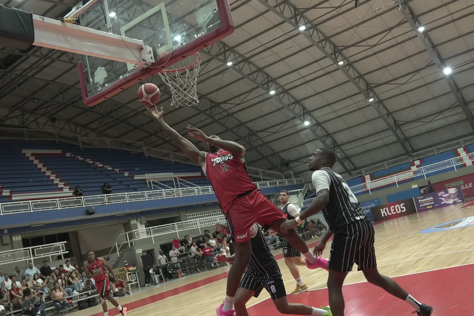 Jugador de Toros del Valle finaliza ante el aro frente a Piratas de Bogotá en Cali