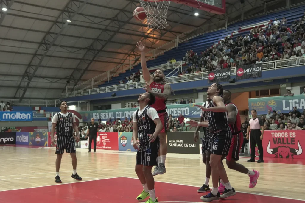 Jugador de Toros del Valle finaliza con autoridad cerca del aro contra Piratas de Bogotá