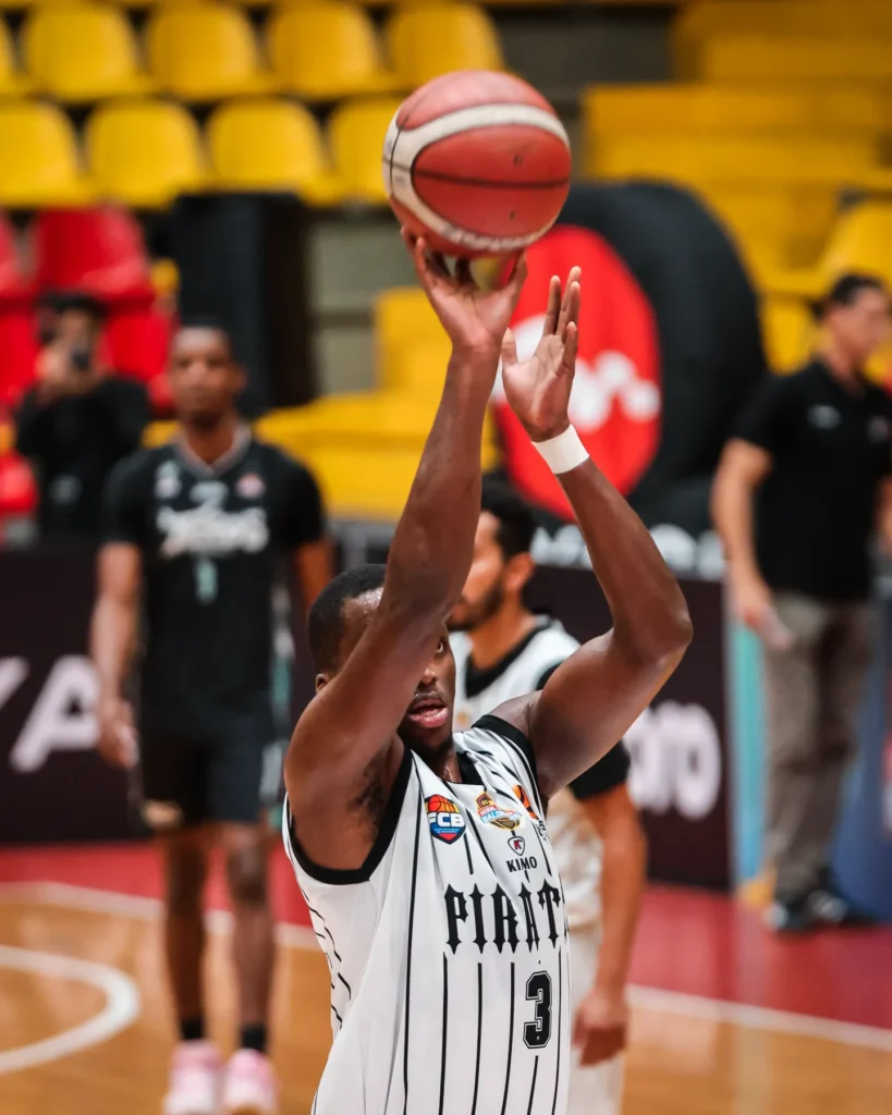 Jugador de Toros del Valle juega en la pintura en semifinal LSCB 2026 contra Piratas de Bogotá