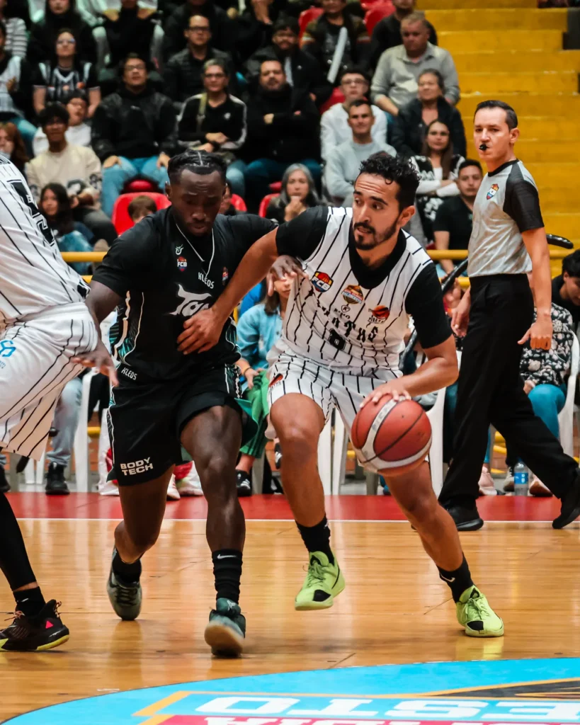 Jugador de Toros del Valle penetra la defensa de Piratas de Bogotá en semifinal LSCB 2026