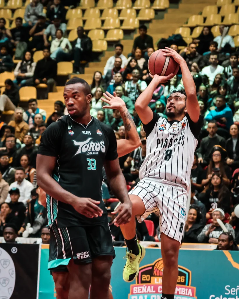 Jugadores de Toros del Valle pelean la jugada ofensiva en semifinal LSCB 2026 contra Piratas de Bogotá