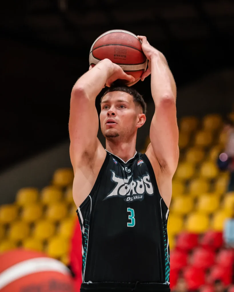 Jugador de Toros del Valle alza el balón para tirar en semifinal LSCB 2026 frente a Piratas de Bogotá