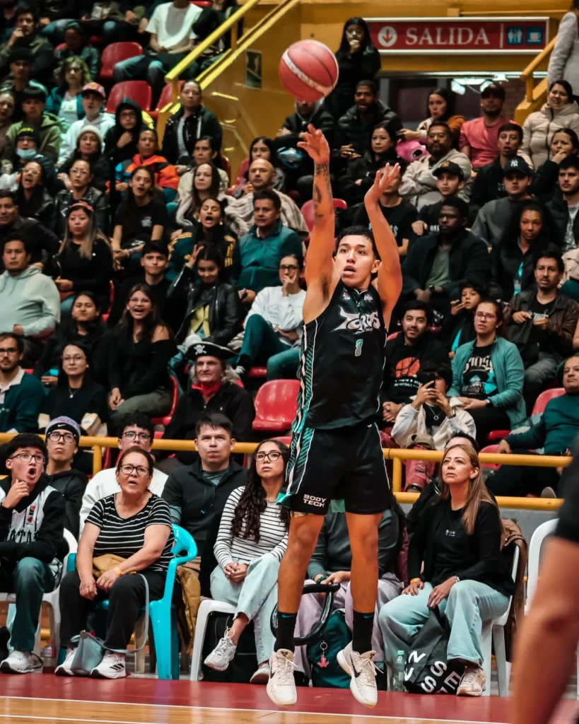 Jugador de Toros del Valle lanza un triple en semifinal LSCB 2026 frente a Piratas de Bogotá en El Salitre
