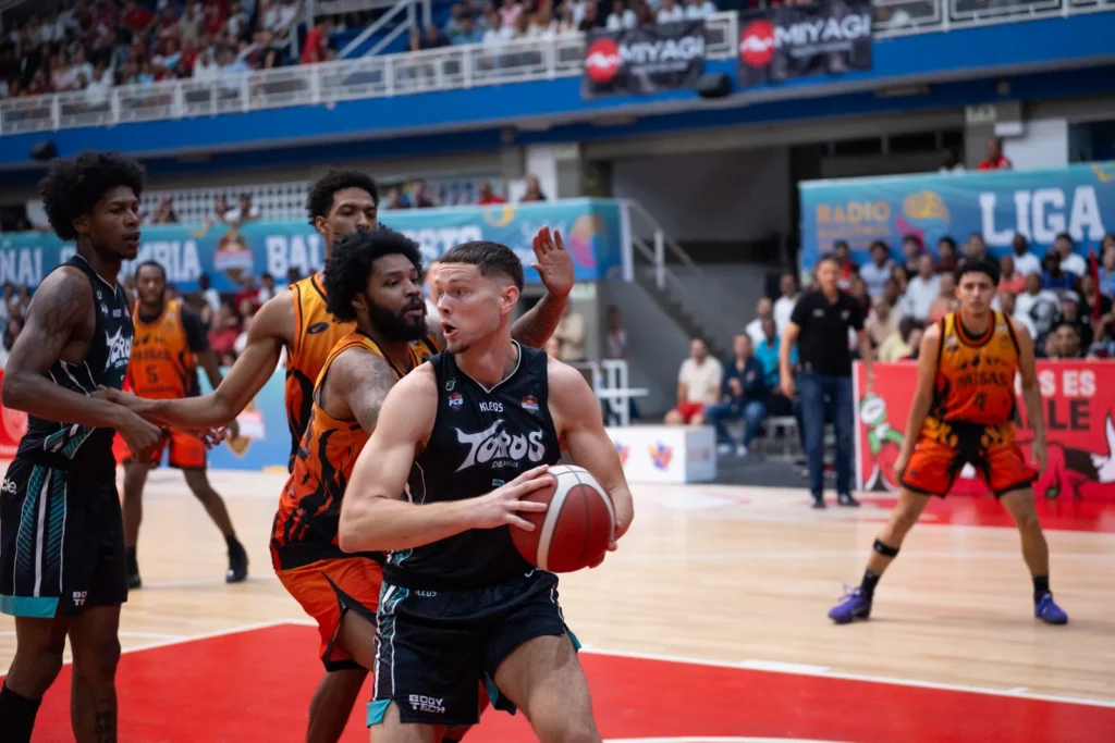 Jugador de Toros del Valle ataca el aro ante la defensa de Paisas Basketball en Cali