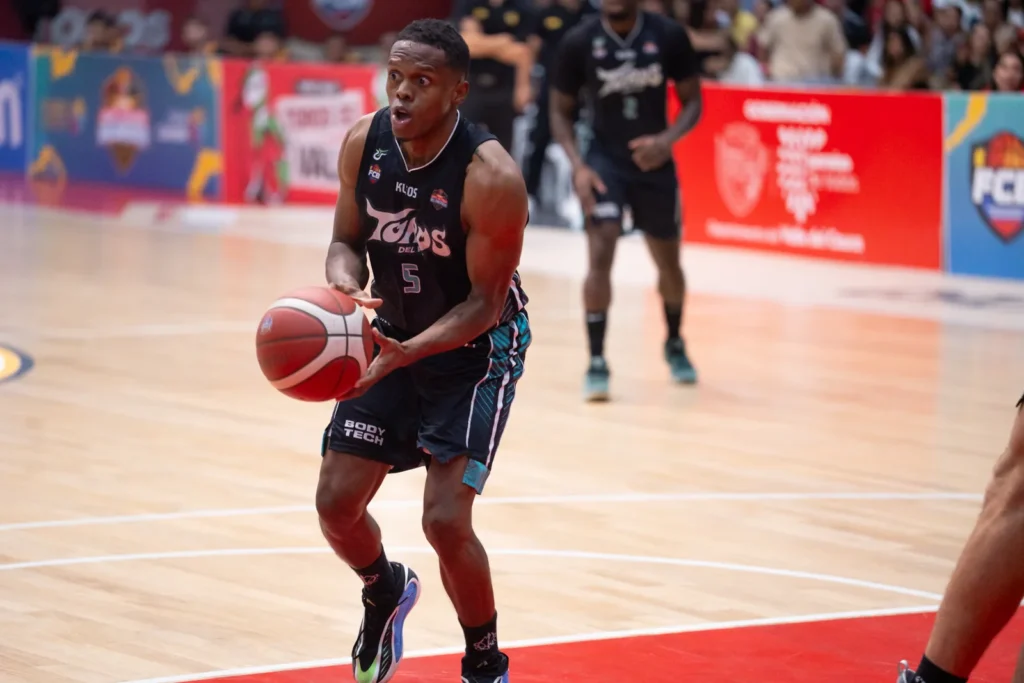 Jugador de Toros del Valle penetra por la linea de fondo ante Paisas Basketball en Cali