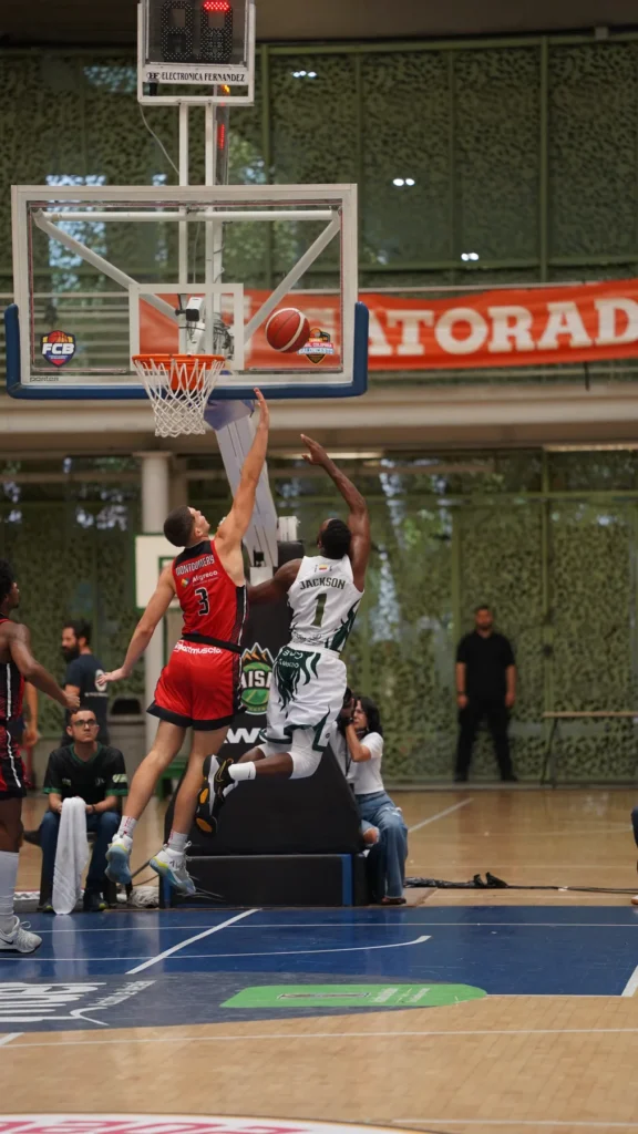 Jugador de Toros del Valle finaliza con contacto en la zona ante Paisas en el Juego 4 de la Gran Final 2026-1
