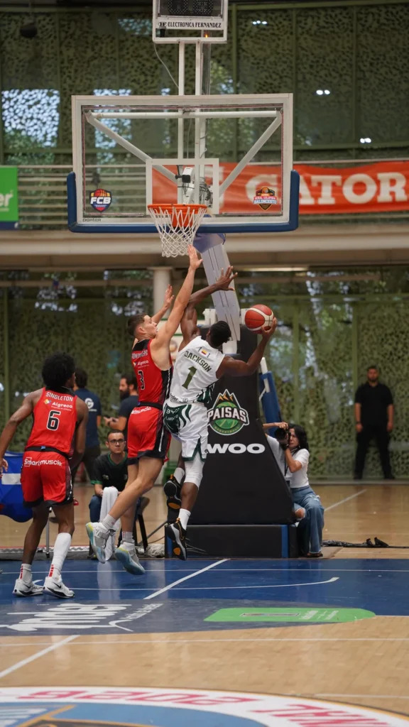 Jugador de Toros del Valle define con una bandeja ante Paisas en el Juego 4 de la Gran Final 2026-1