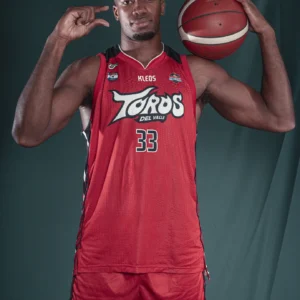 Jugador de Toros del Valle con la camiseta local roja oficial 2026 de frente sobre fondo verde