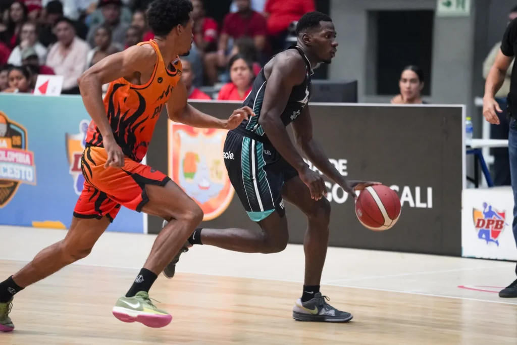 Jugador de Toros del Valle corre al contraataque ante Paisas Basketball en Cali