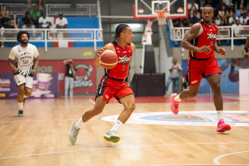 Jugador de Toros del Valle en transición ofensiva durante el Juego 1 de la Gran Final de la Liga Señal Colombia de Baloncesto 2026, Coliseo Evangelista Mora, Cali