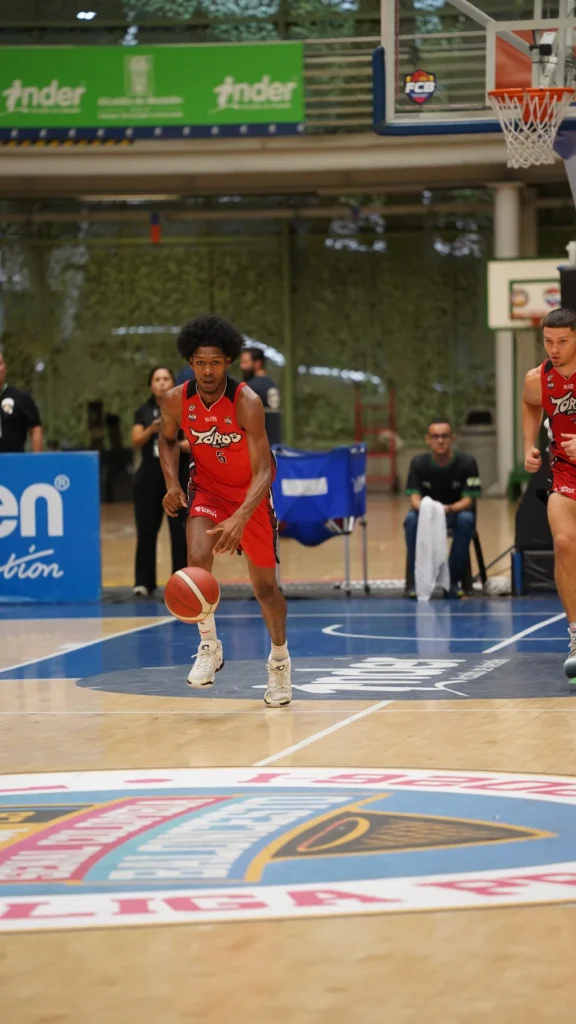 Jugador de Toros del Valle penetra por la línea de fondo ante Paisas en el Juego 4 de la Gran Final 2026-1