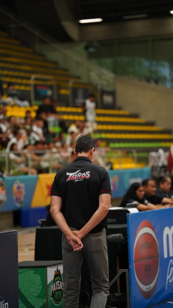Entrenador de Toros del Valle a la orilla de la cancha en el Juego 4 de la Gran Final ante Paisas 2026-1