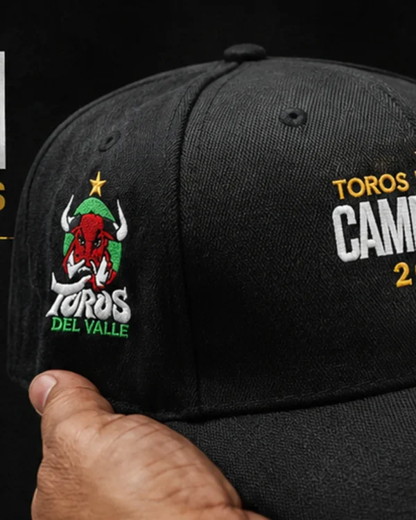 Gorra Campeones 2026 Toros del Valle edición limitada, vista frontal sobre fondo oscuro