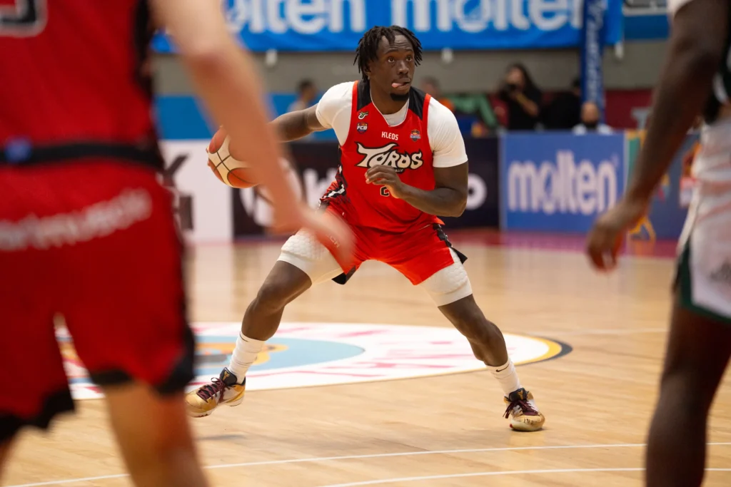 Pívot de Toros del Valle dominando la pintura ante Paisas Basketball en la Gran Final LSCB 2026