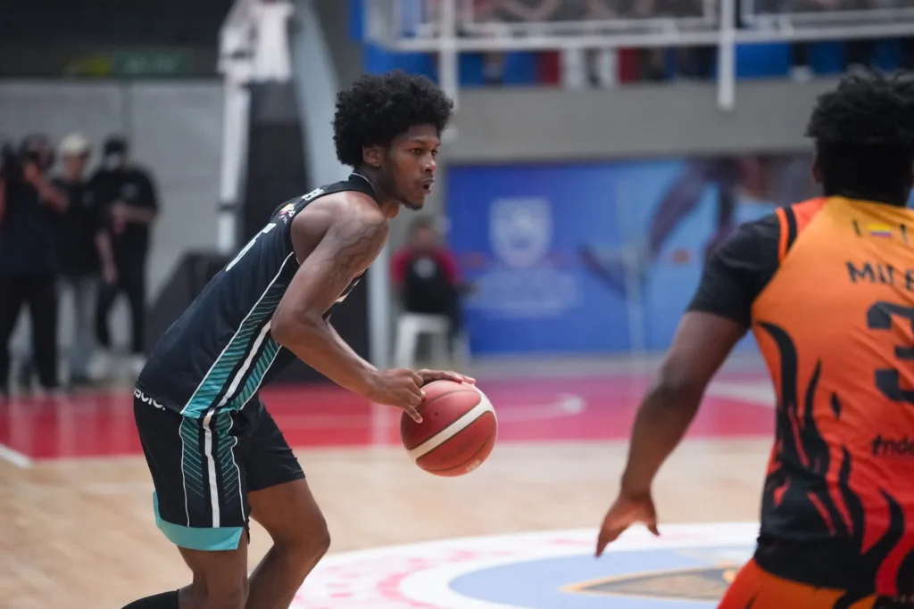 Base de Toros del Valle maneja el balon ante la marca de Paisas Basketball en Cali