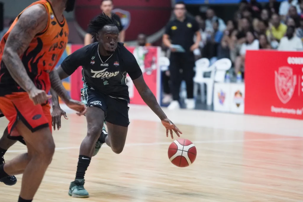 Manny Payton de Toros del Valle penetra ante un defensor de Paisas Basketball en Cali