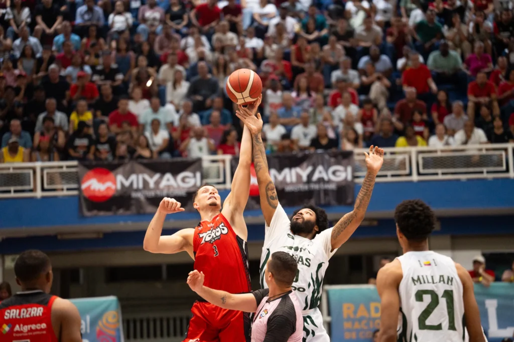 James Montgomery (#3 Toros del Valle) en bandeja dinámica durante el Juego 1 de la Gran Final de la Liga Señal Colombia de Baloncesto 2026, Coliseo Evangelista Mora, Cali