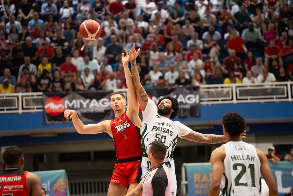 Montgomery enceste disputado ante Paisas Basketball en la Gran Final Liga Señal Colombia de Baloncesto 2026