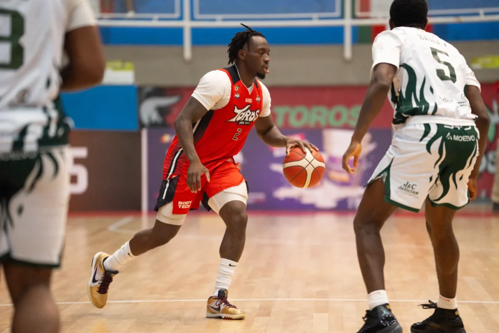 Manny Payton (#2 Toros del Valle) controlando el balón en la Gran Final Liga Señal Colombia de Baloncesto 2026