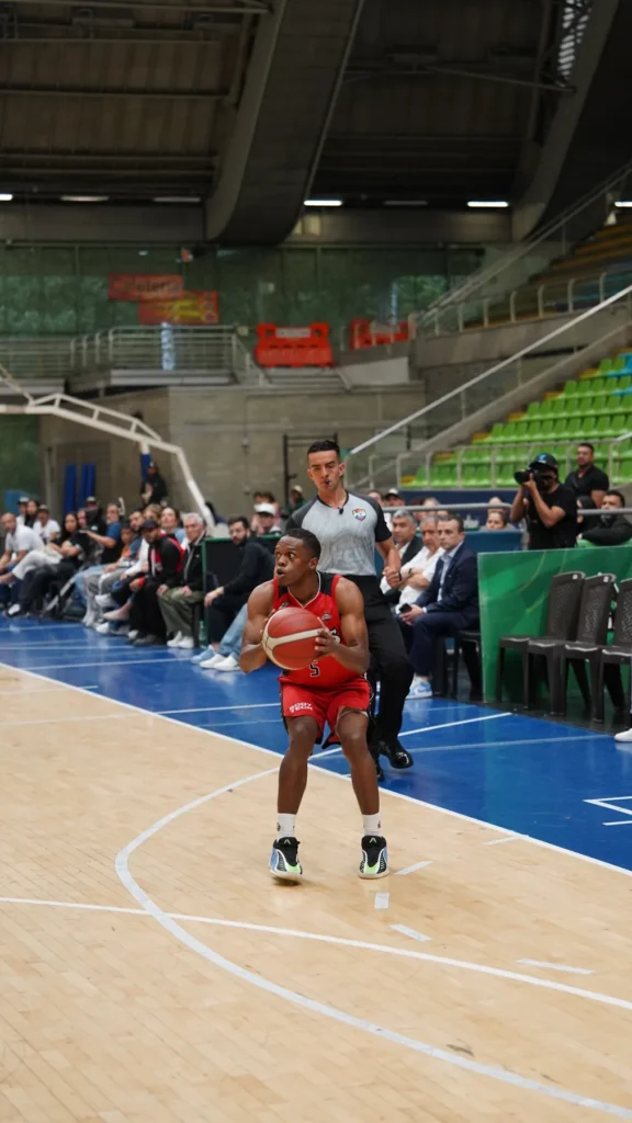 Jugador de Toros del Valle penetra por la línea de fondo ante Paisas en el Juego 4 de la Gran Final 2026-1