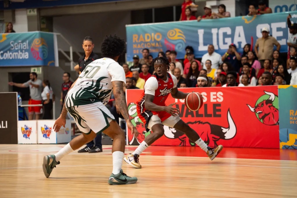 Escolta de Toros del Valle penetra ante la defensa de Paisas Basketball en la Gran Final LSCB 2026