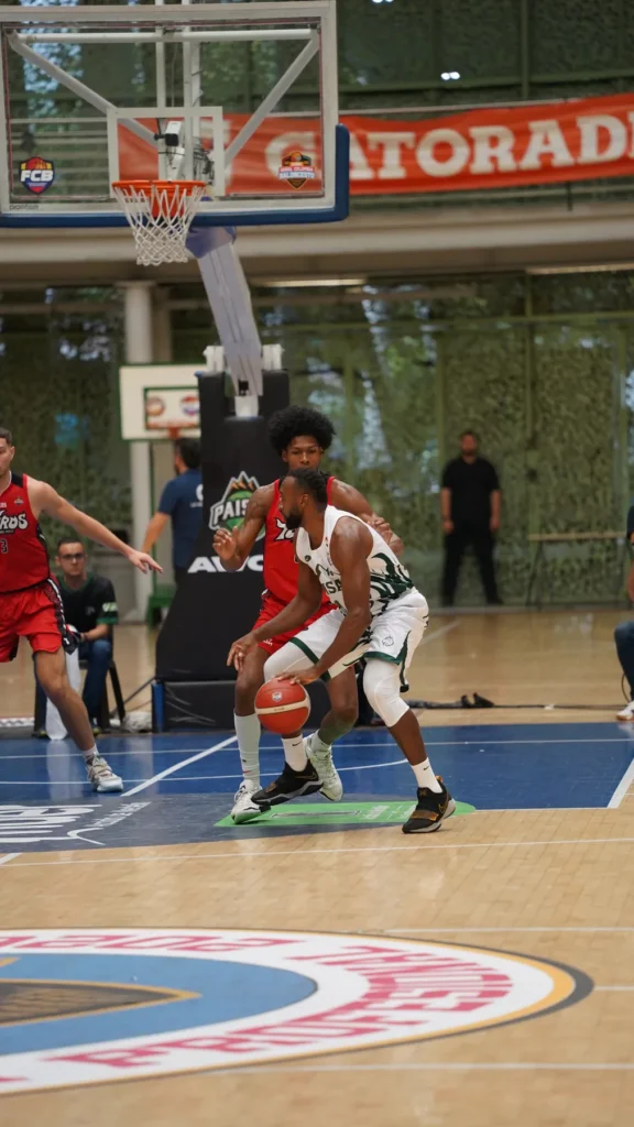 Toros del Valle ataca el aro ante la defensa de Paisas en el Juego 4 de la Gran Final 2026-1