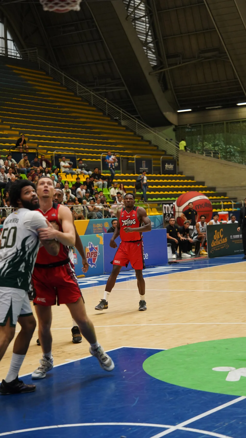 Jugador de Toros del Valle penetra en tráfico ante Paisas en el Juego 4 de la gran final 2026-1