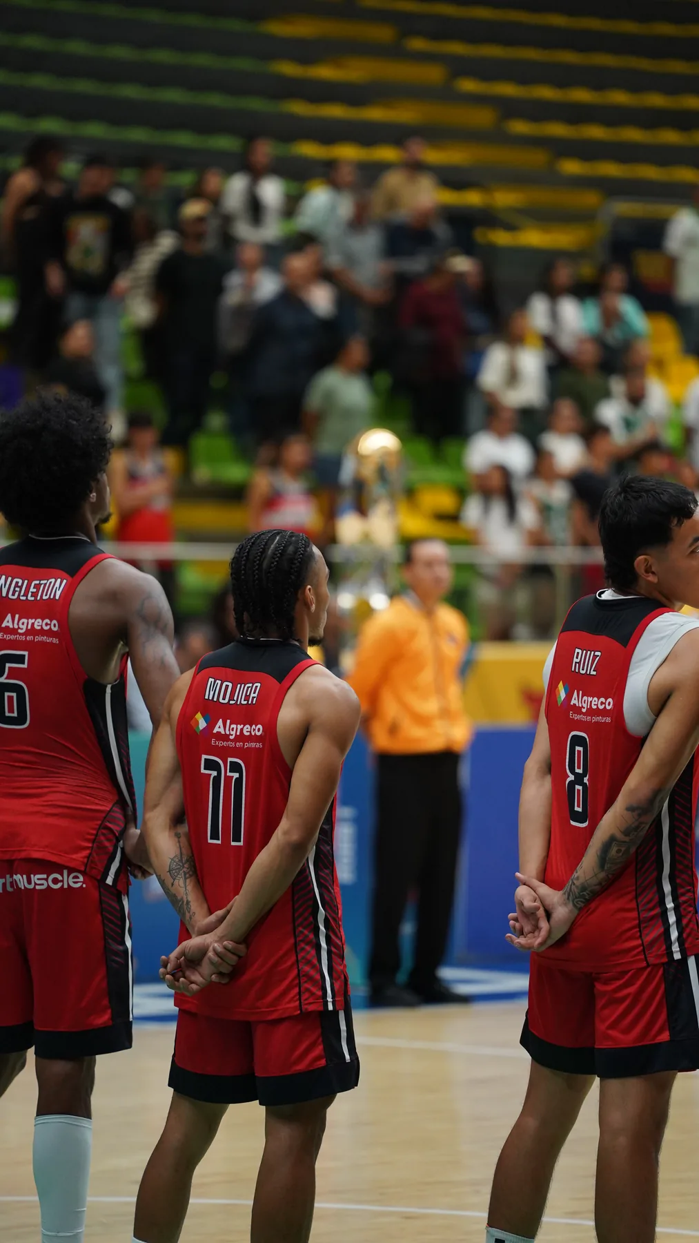 Jugadores de Toros del Valle en la premiación tras conquistar el título de la Liga Señal Colombia de Baloncesto 2026-1