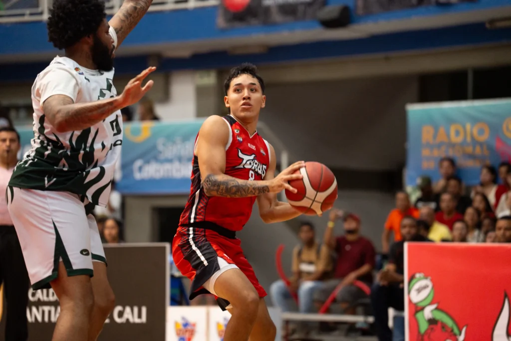 Miguel Ruiz (#8 Toros del Valle) en primer plano disputando el balón en la Gran Final LSCB 2026