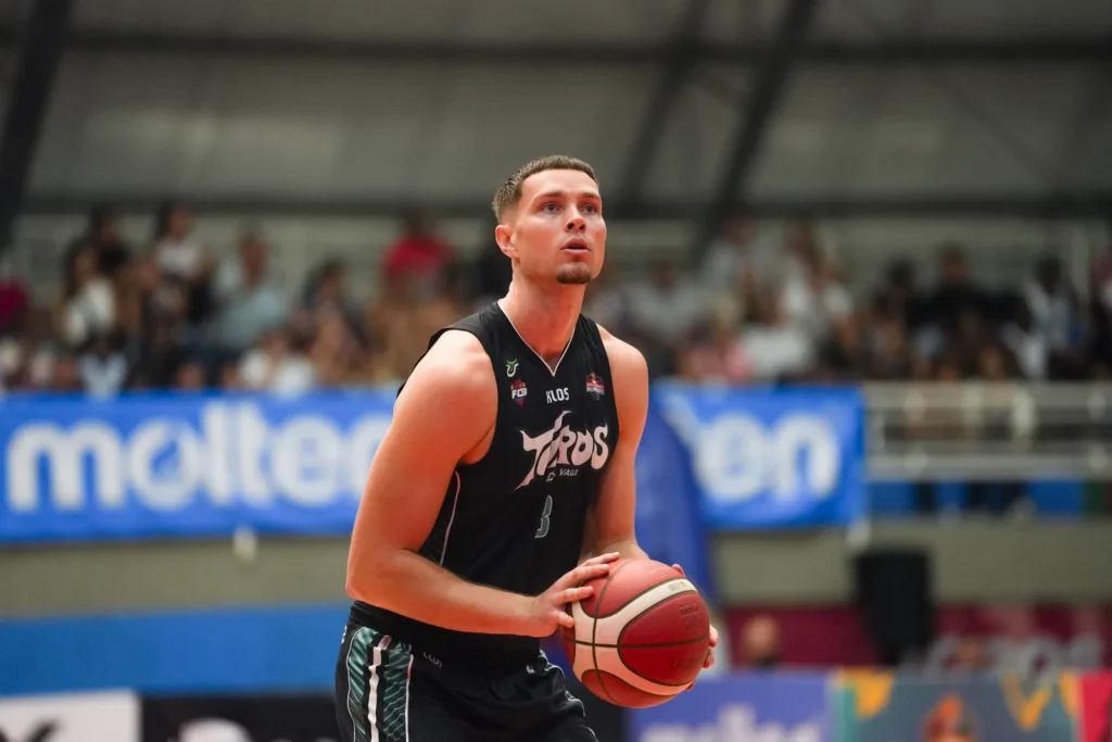 Jugador de Toros del Valle organiza el ataque ante la defensa de Paisas Basketball en Cali