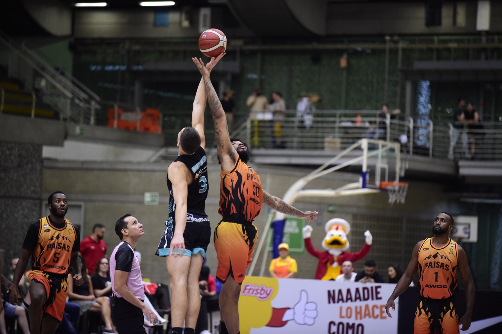 Salto inicial entre Toros del Valle y Paisas en el Juego 3 de la gran final en Medellín
