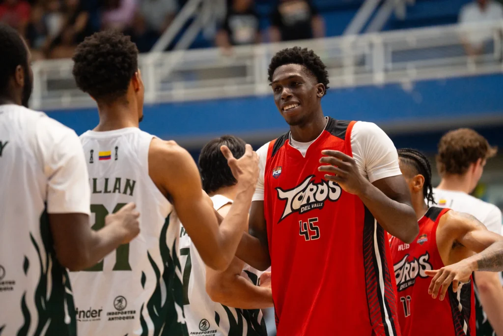 Cristian Solís (#45 Toros del Valle) celebrando durante la Gran Final de la Liga Señal Colombia de Baloncesto 2026