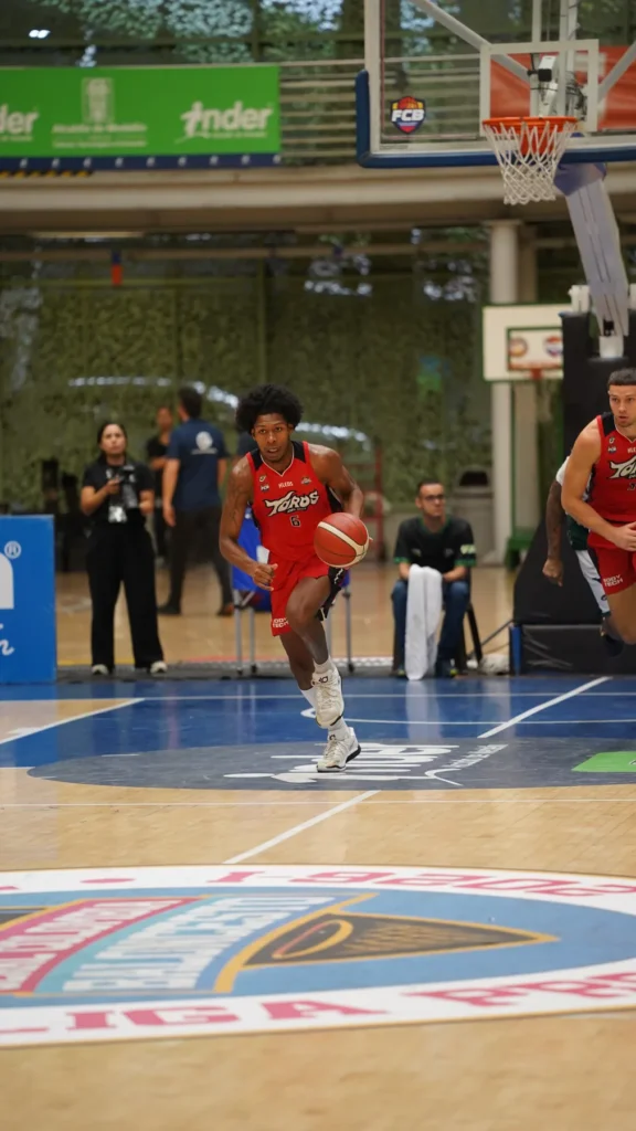 Base de Toros del Valle sube el balón ante Paisas en el Juego 4 de la Gran Final 2026-1