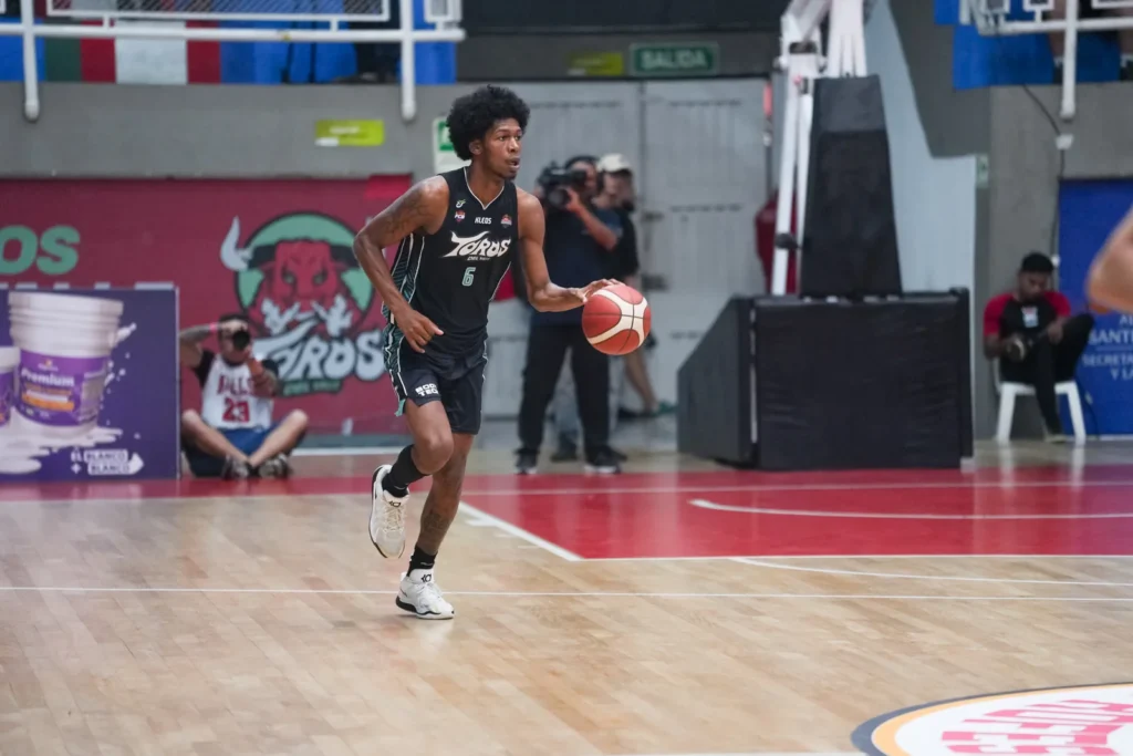 Jugador de Toros del Valle sube el balon ante la presion de Paisas Basketball en Cali