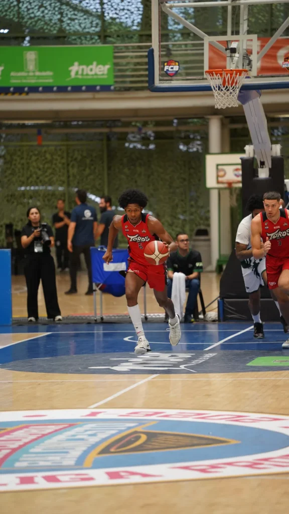 Toros del Valle corre la transición con el balón ante Paisas en el Juego 4 de la Gran Final de la Liga Señal Colombia 2026