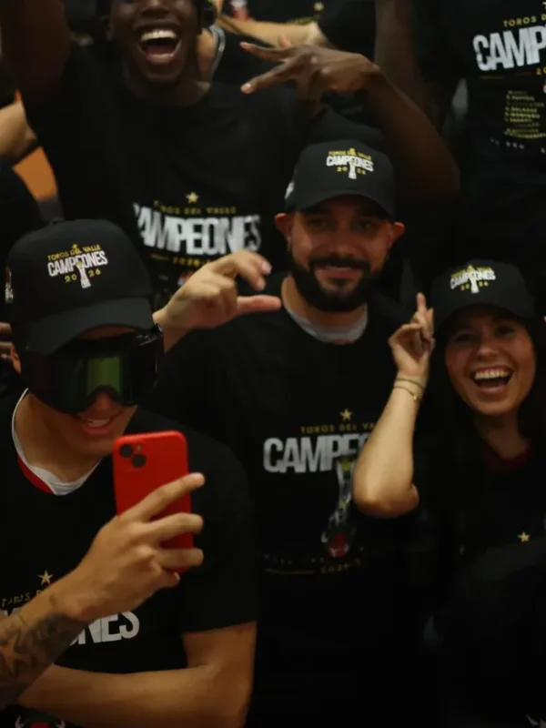 Jugadores y staff de Toros del Valle celebrando el título 2026 con la camiseta y la gorra Campeones del combo oficial