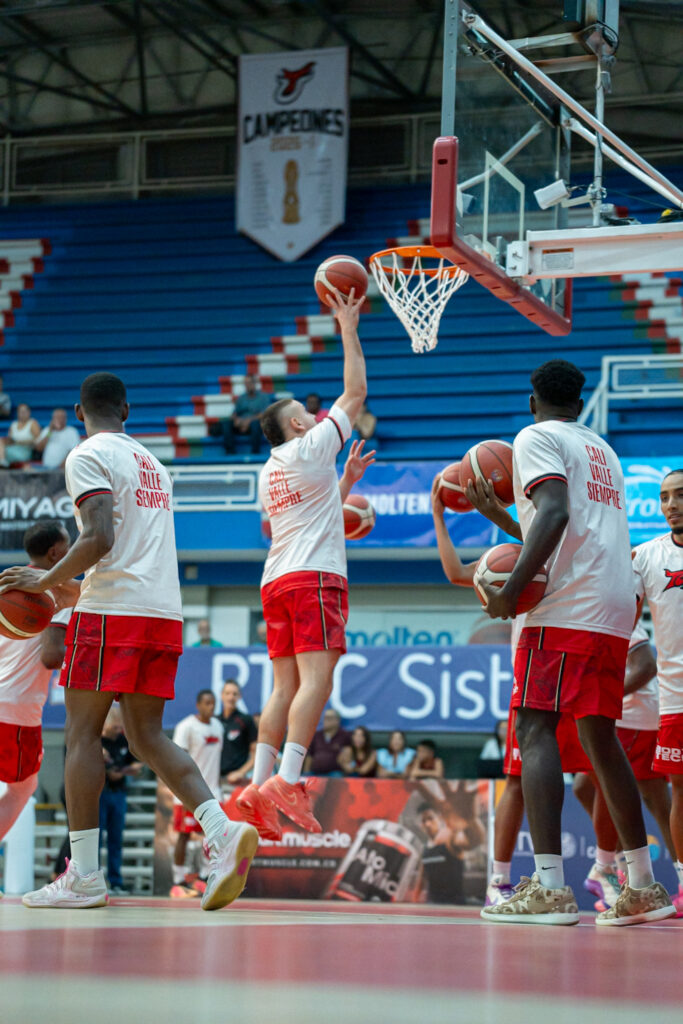 Toros del Valle, actual campeón, estrena el banderín de su primer título en el Coliseo Evangelista Mora 2 IMG 6006.JPG