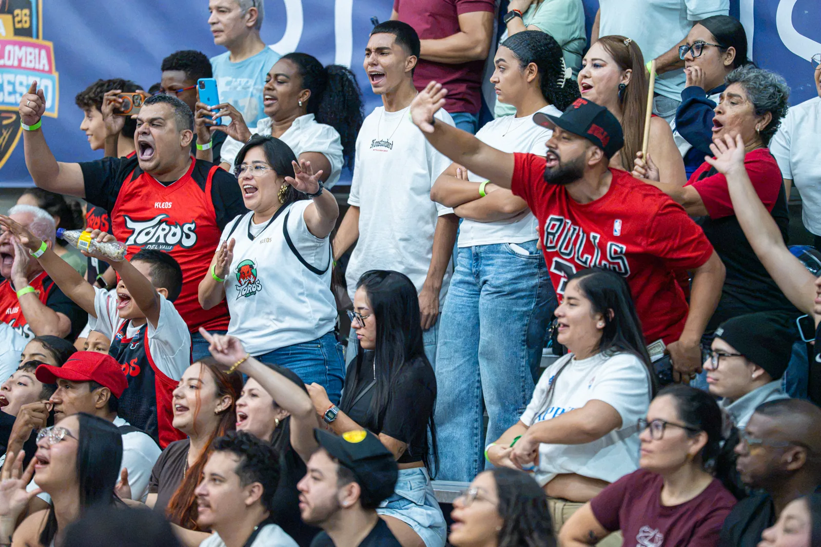 Aficionados de Toros del Valle alientan al equipo desde la tribuna del Evangelista Mora ante Paisas Basketball