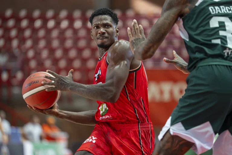 Jugador de Toros del Valle protege el balón ante la marca de Paisas Basketball en Medellín