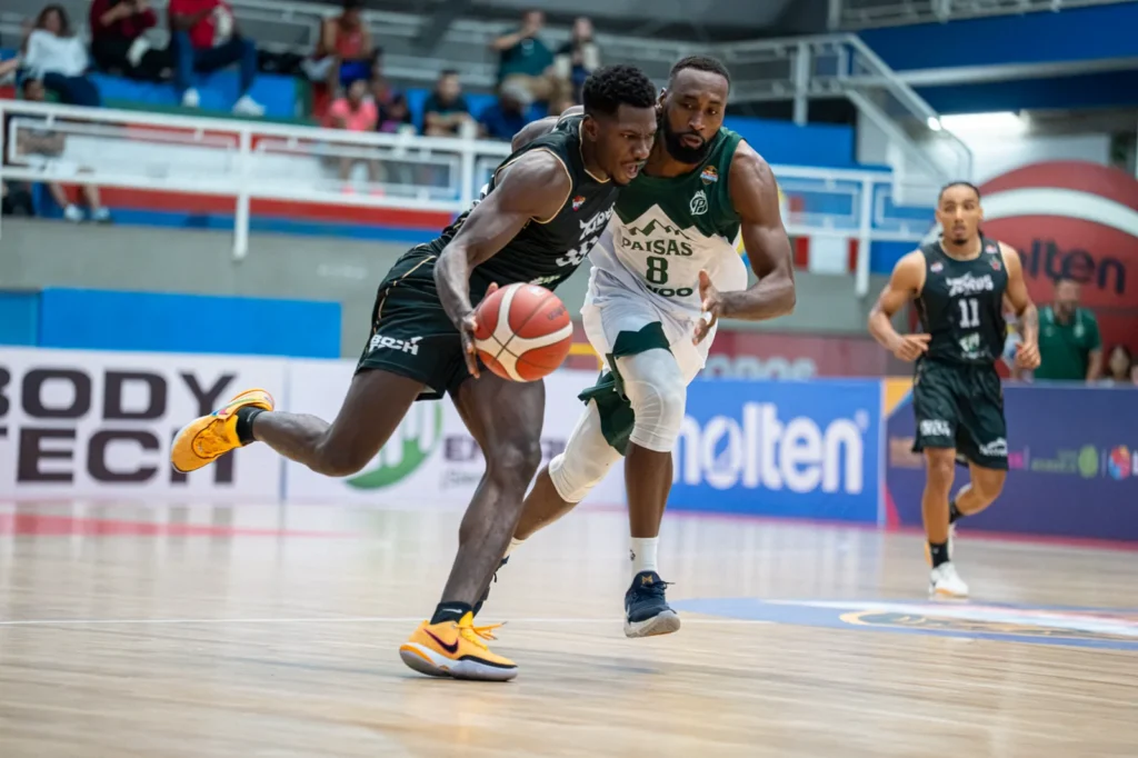 Jugador de Toros del Valle conduce el bal�n en transici�n ante la marca de Paisas Basketball