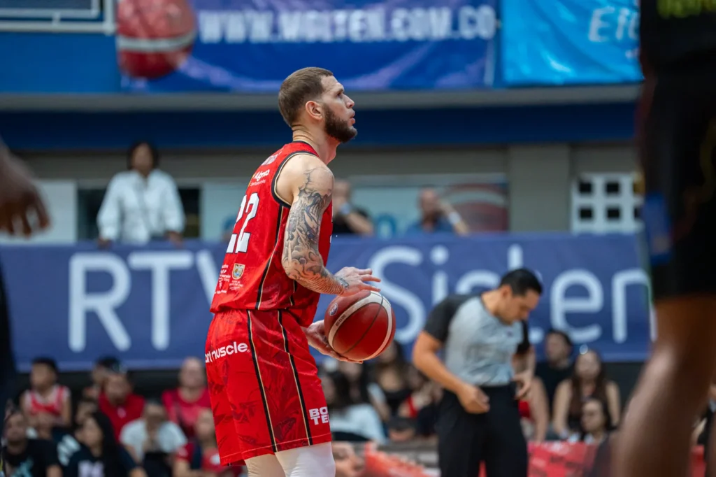 Benito Santiago JR protege el balón en el ataque de Toros del Valle ante Caribbean Storm