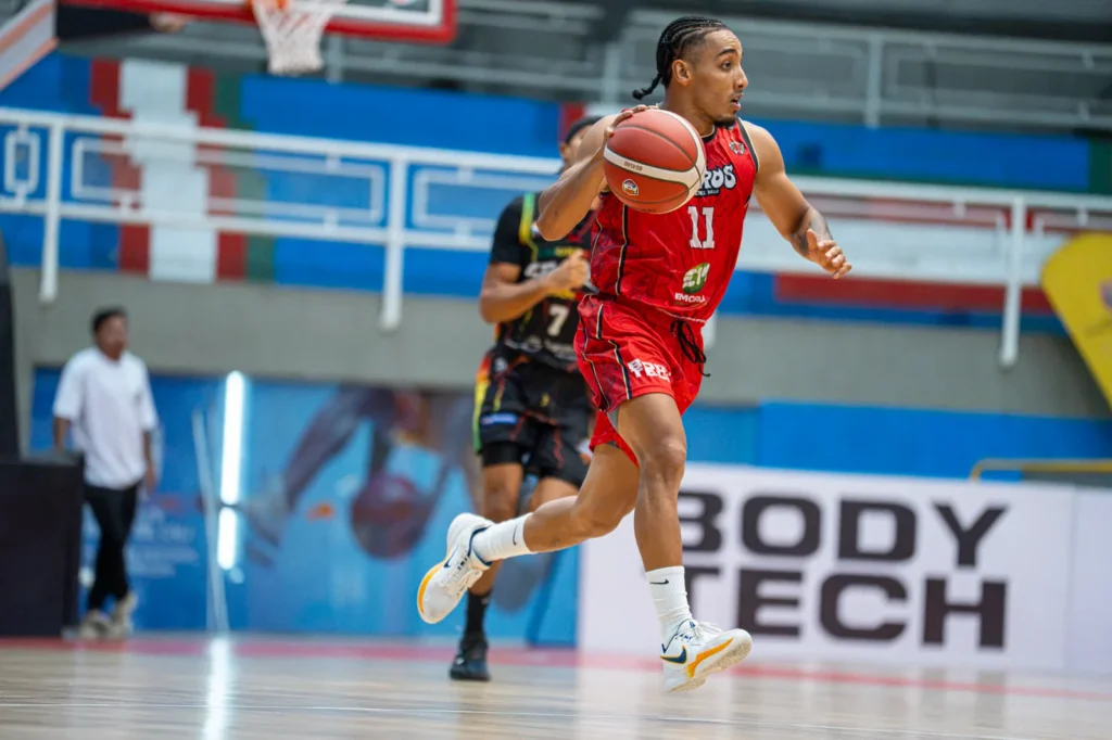 Samuel Mojica avanza con el balón en transición para Toros del Valle ante Caribbean Storm