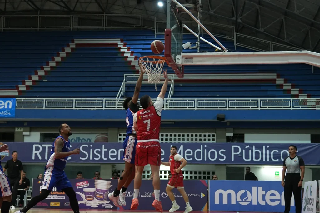 Darwin Blanco, #7 de Toros del Valle, ataca el aro y define sobre la defensa de Sabios de Manizales