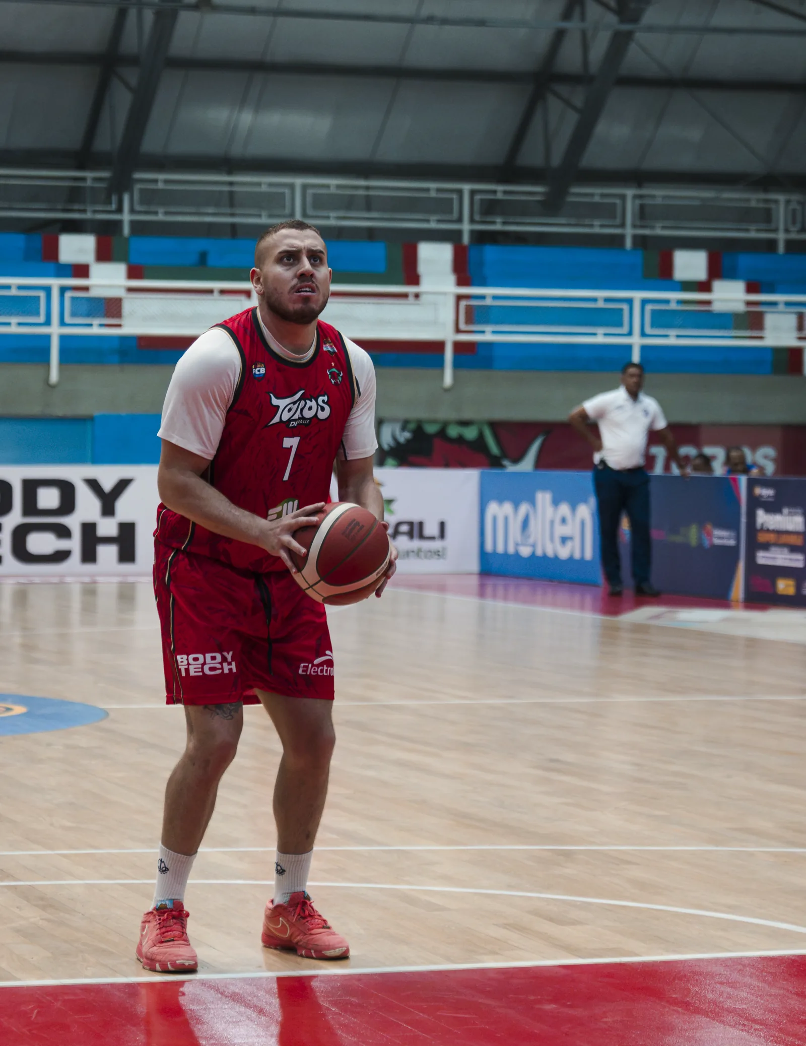 Toros del Valle goleó 108-59 a Sabios de Manizales en el Evangelista Mora 6 Darwin Blanco, #7 de Toros del Valle, sostiene el balón en el Coliseo Evangelista Mora